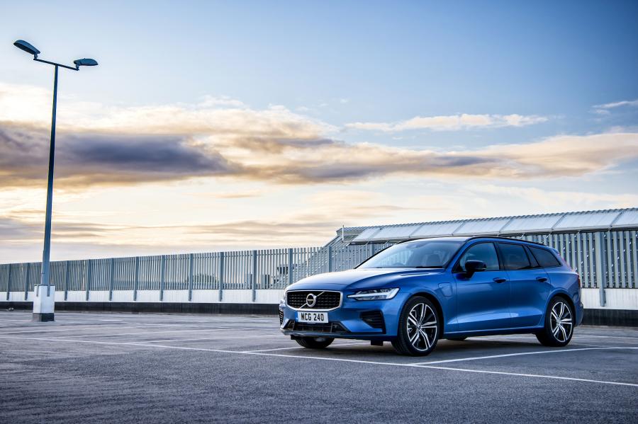  Volvo V60 T8 R-Design 2019 года  (UK) (фото 26 из 32)